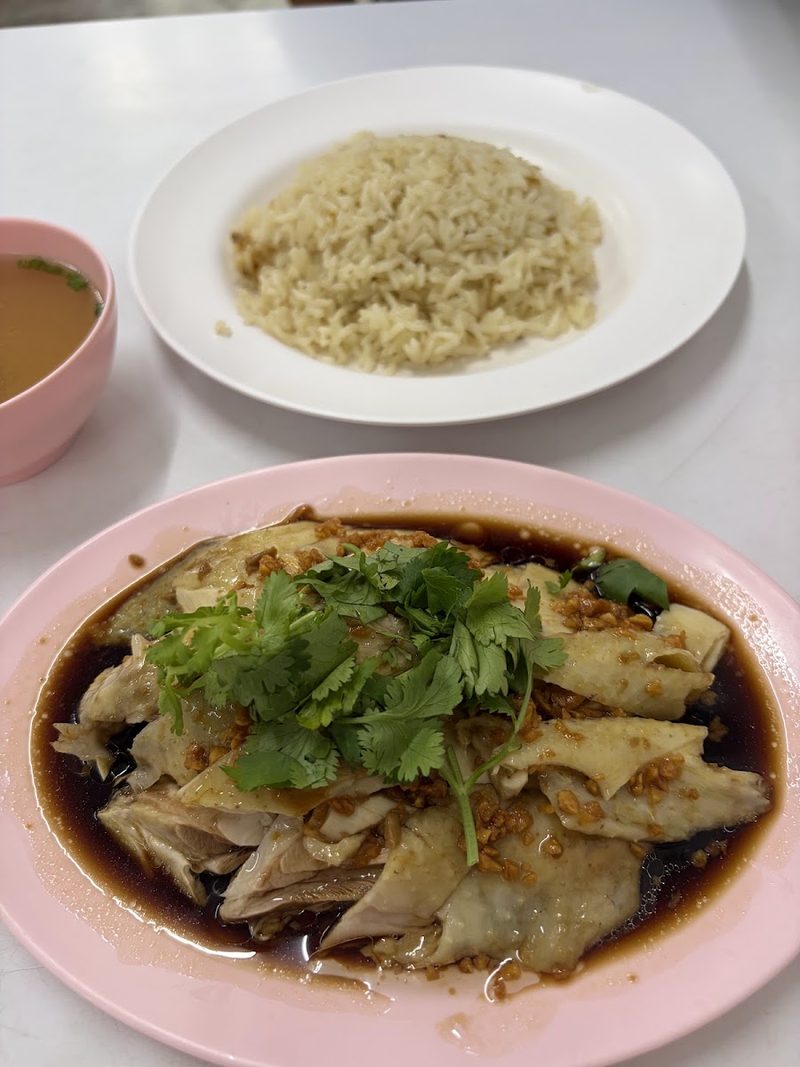 ไก่เบตงราดซีอิ๊วโรยผักชี คู่ข้าวมันและน้ำซุป
