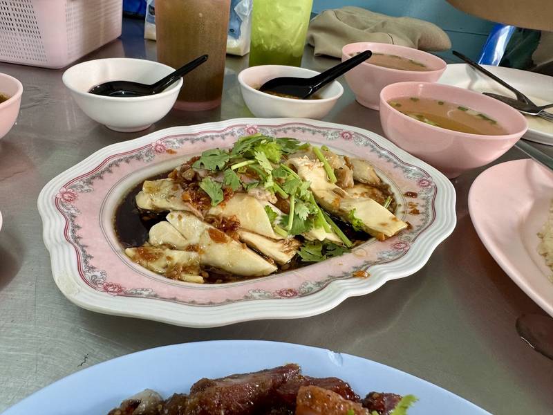ไก่เบตงสับราดซีอิ๊วโรยผักชี เสิร์ฟพร้อมน้ำซุป